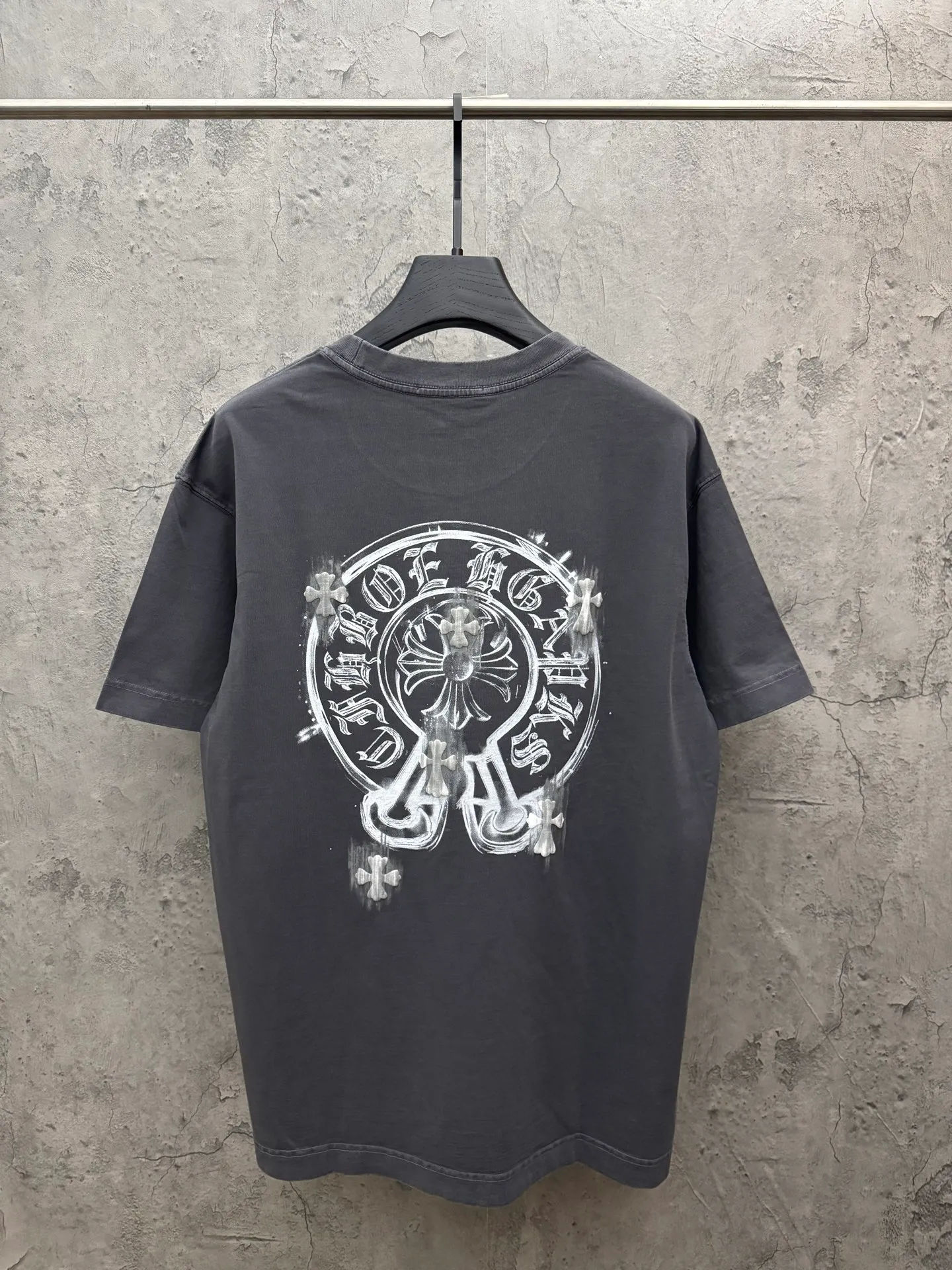 P190 top version, real shot without P, ​​different from market currency) 𝗖𝗵𝗿𝗼𝗺𝗲 𝗛𝗲𝗮𝗿𝘁𝘀/Croxin 2026 Spring New Original Single Counter American Laser Direct Injection Couple Short Sleeves 👑The highest version! Customized fabric 300g washed, best-selling model at the counter, very comfortable to wear. Accessories: original molded and authenticated collar label ➕ 100% silk wash label. Genuine purchase-grade original hangtag➕matching hanging rope➕3D hanging beads➕original packaging bag. Craftsmanship: The original version has consistent wiring! The highest version of the armhole matching technique! Color: White Black Gray Size: S M L XL Style Number: 26-2057